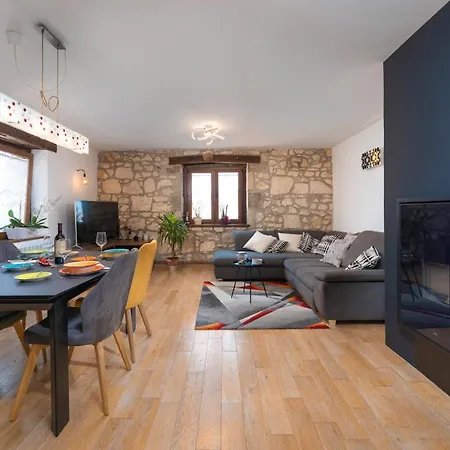 Luxury 3 Bedroom *