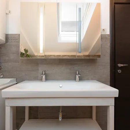 Luxury 3 Bedroom Apartment Vrsar