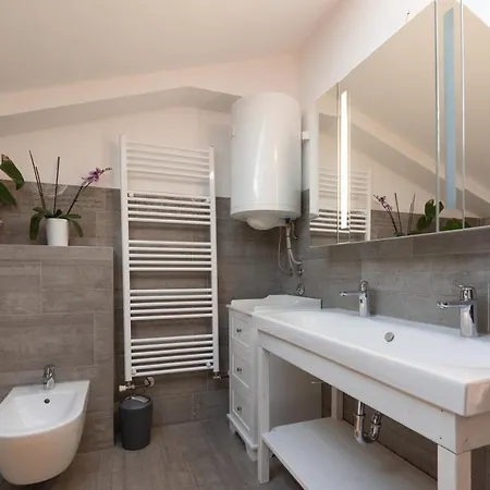Luxury 3 Bedroom *