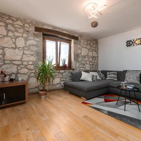 Luxury 3 Bedroom *