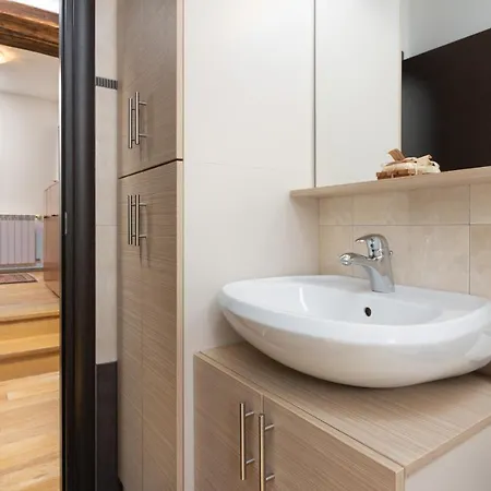 Luxury 3 Bedroom Apartment Vrsar